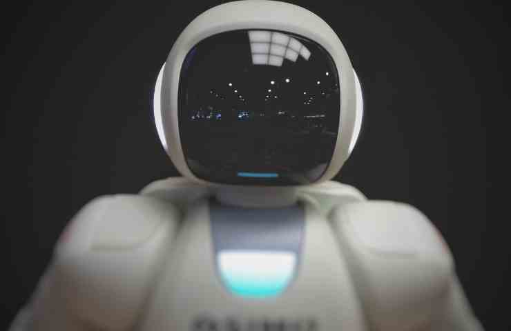 Foto di un robot con intelligenza artificiale