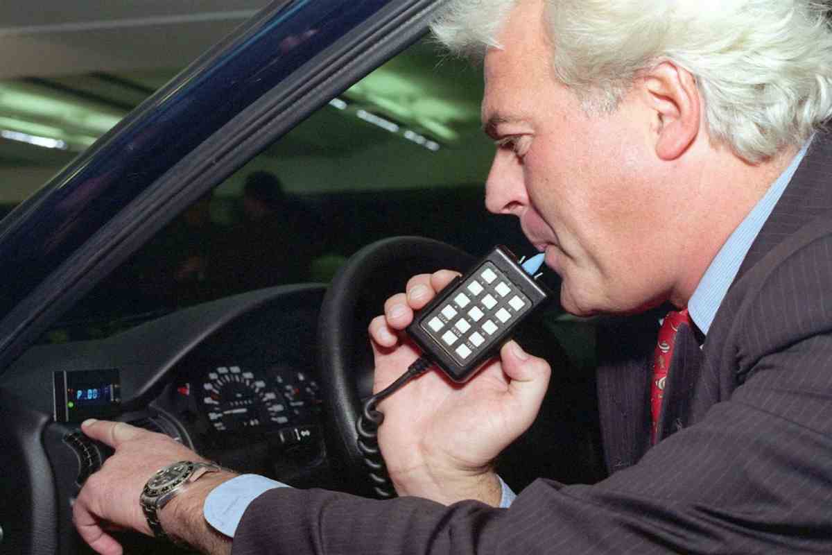 Uomo che testa Alcolock su una macchina nel 1997