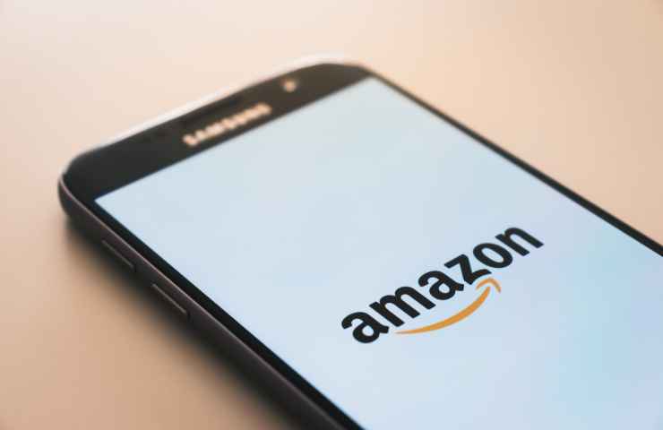 Foto di uno smartphone con la schermata di Amazon aperta