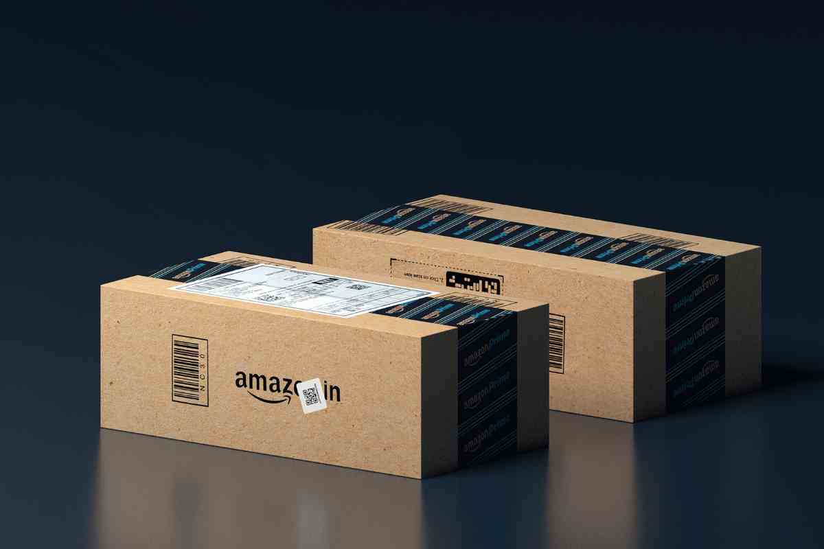 Foto di due pacchi Amazon