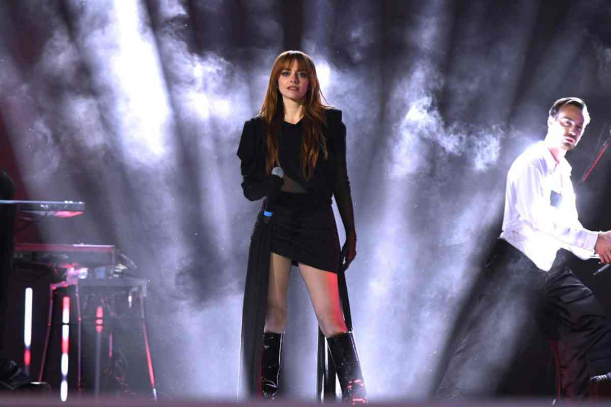 Foto che ritrae la cantante Annalisa sul palco