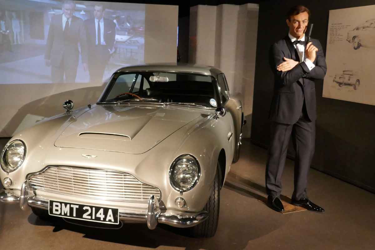 James Bond con una Aston Martin DB5