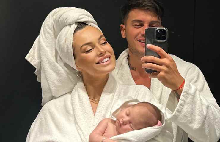 Selfie che ritrae Sophie Codegoni, Alessandro Basciano e la loro bambina appena nata