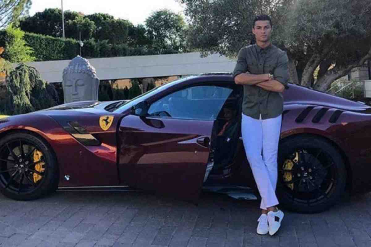 Cristiano Ronaldo con la sua Ferrari