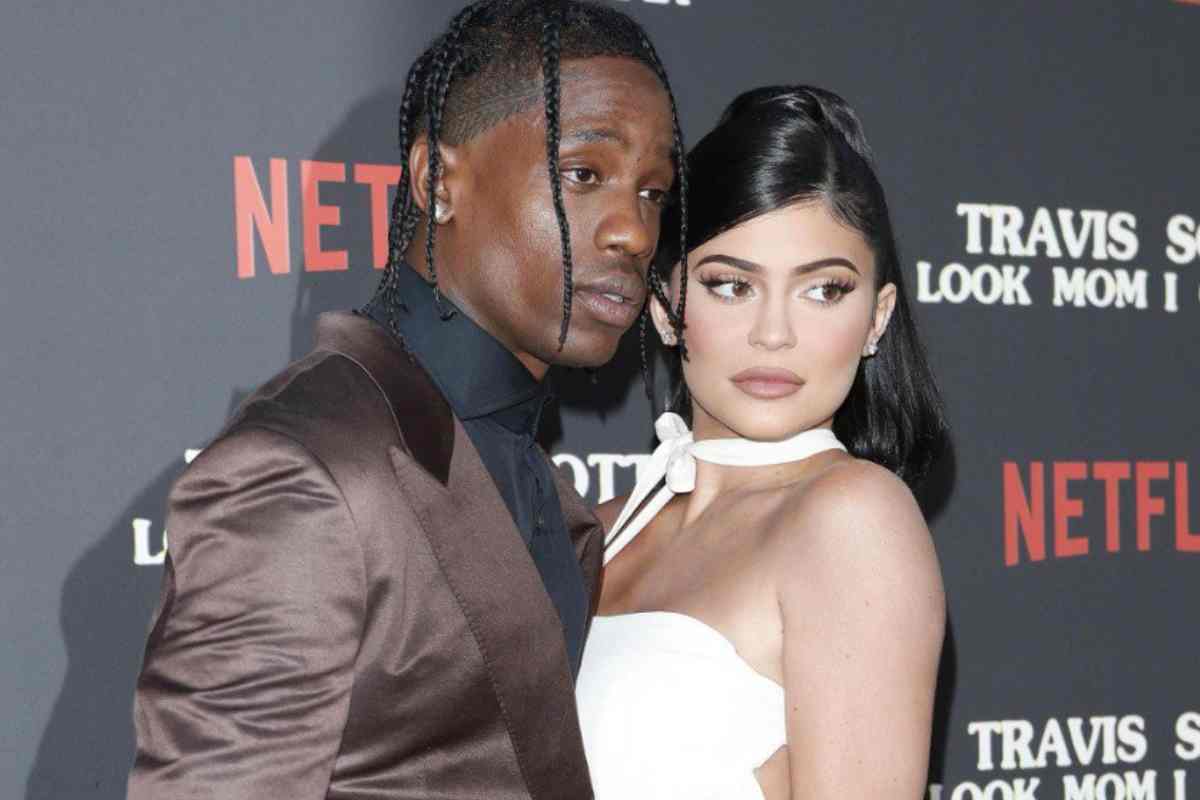 Foto con Kylie Jenner e Travis Scott vicini