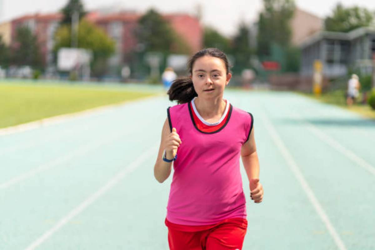 Ragazza con sindrome di Down mentre corre