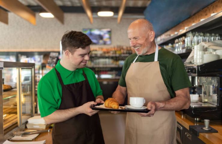 Ragazzo con sindrome di Down che lavora come barista