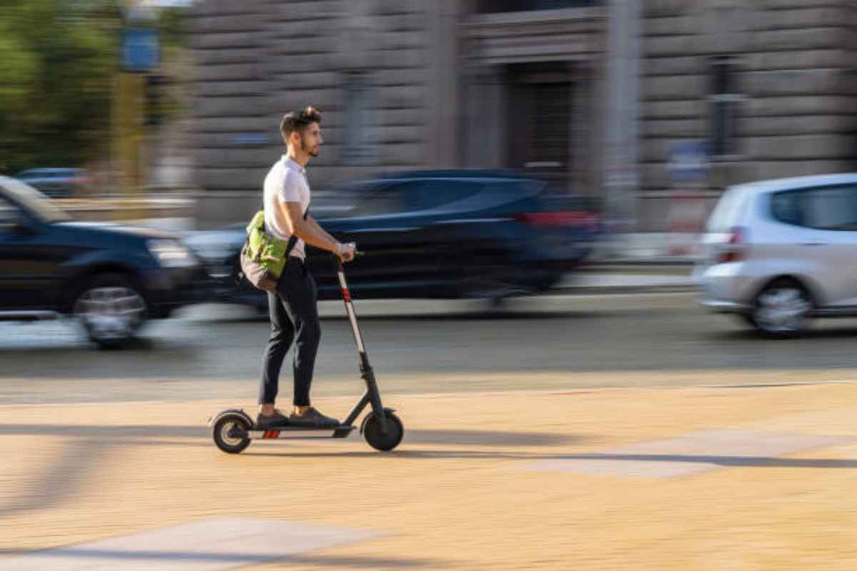 Ragazzo su un monopattino elettrico senza casco