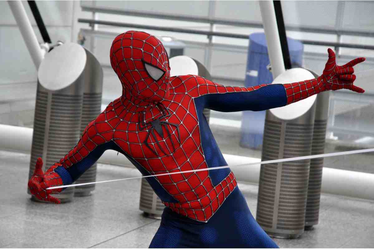 Un cosplayer di Spider-Man