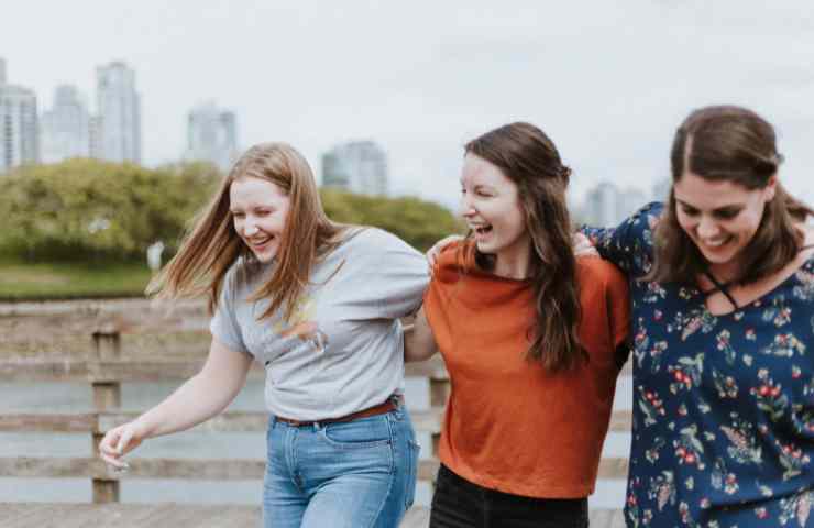 Gruppo di amiche felici che ridono