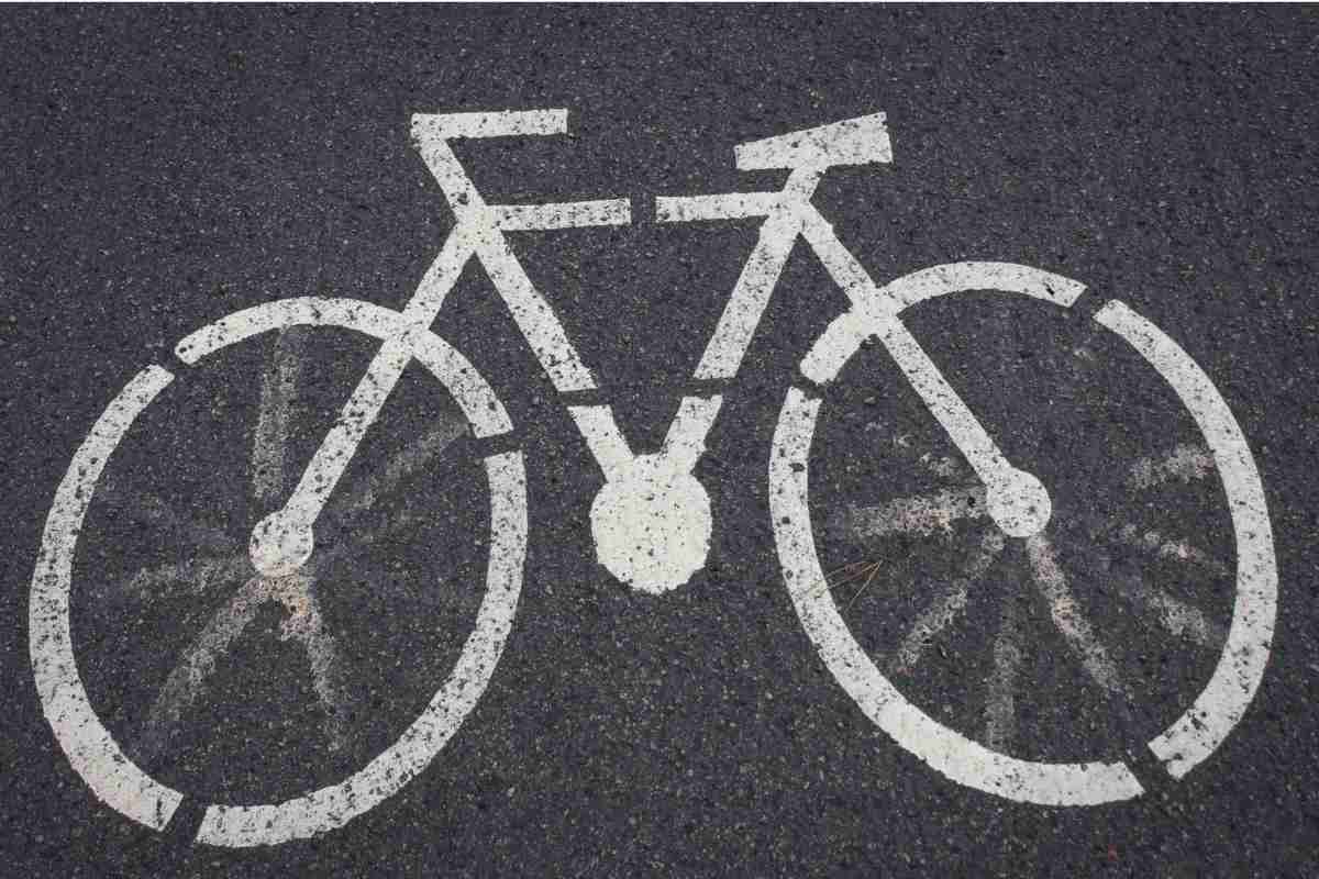 foto di una strada con disegnata una bicicletta