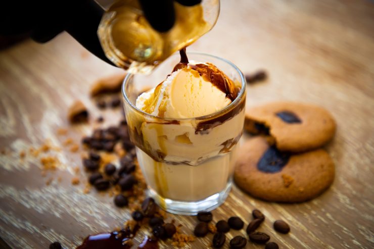 Bicchiere con gelato a cui viene aggiunto del caffè