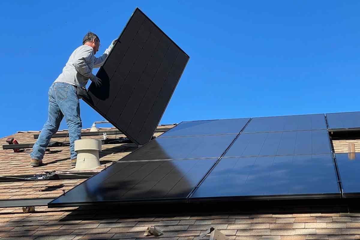 Tecnico che installa il fotovoltaico