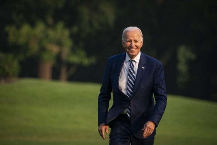 Joe Biden cammina sorridendo