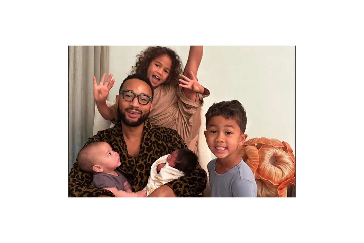 John Legend con i suoi quattro figli