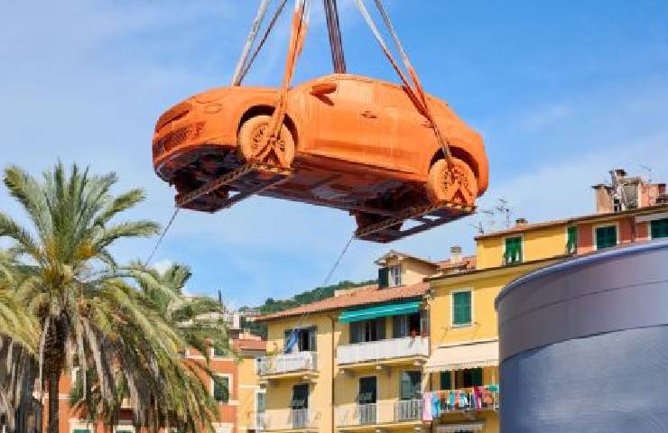 Automobile Fiat colorata per lo spot pubblicitario