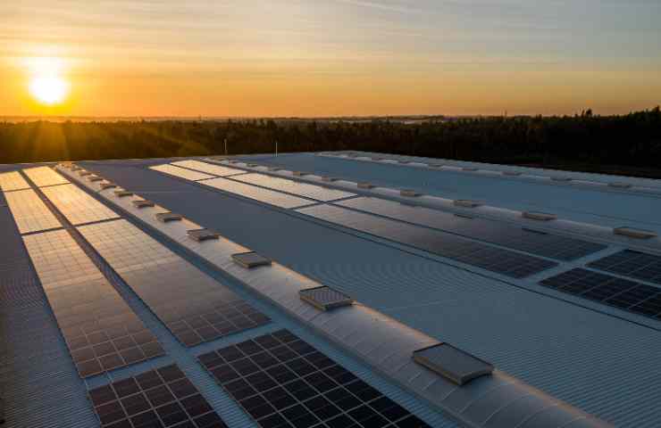 Impianto fotovoltaico al tramonto