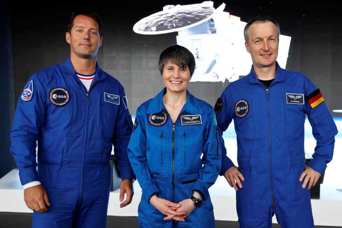 Samantha Cristoforetti insieme a parte dell'equipaggio della missione spaziale Minerva