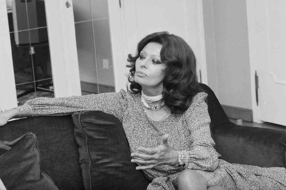 Foto di Sophia Loren in bianco e nero mentre lei parla seduta sul divano