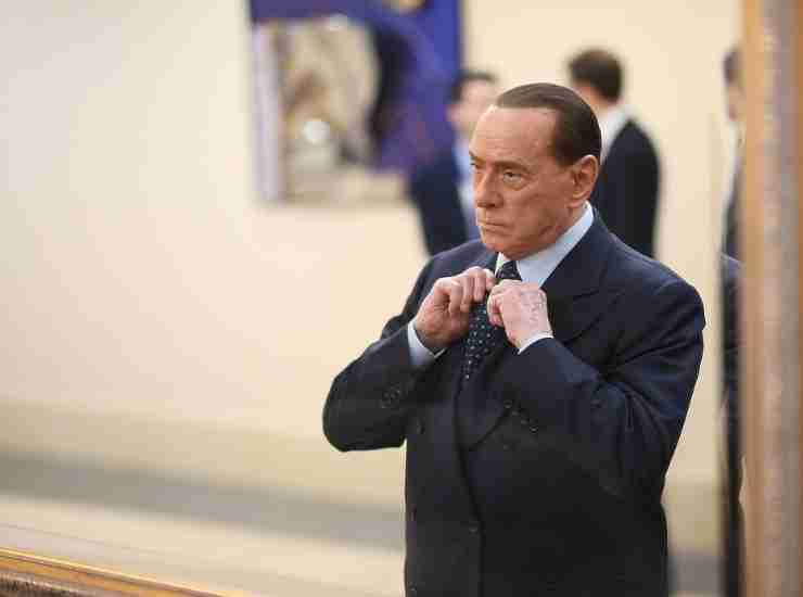Berlusconi che si allaccia la cravatta