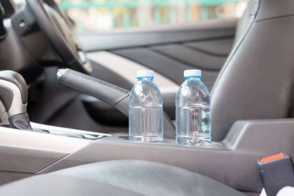 Bottiglie di plastica lasciate in macchina sotto al sole