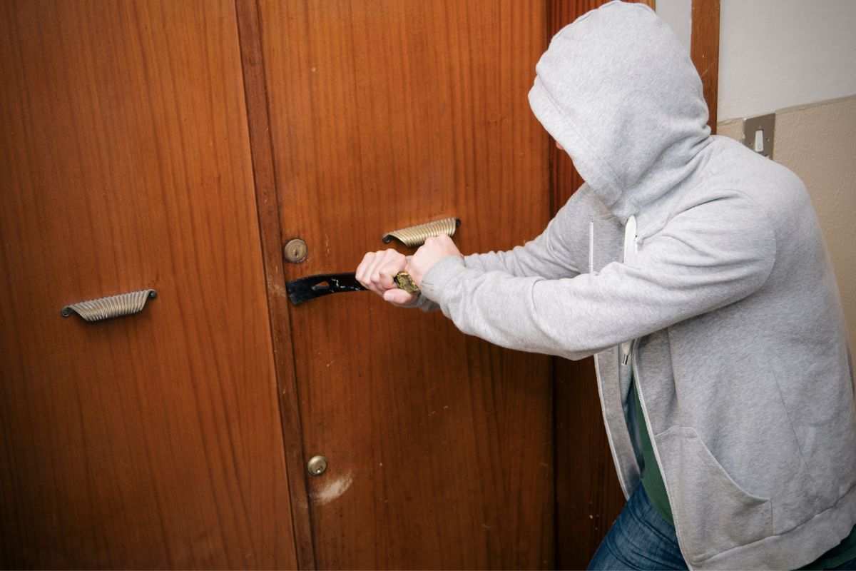 Sai qual è il piano preferito dai ladri per i furti in casa? Scoprilo qui