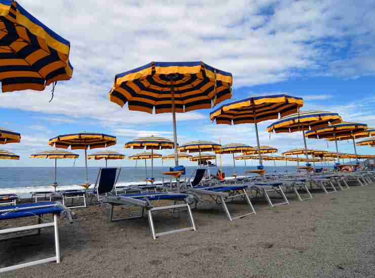 Ombrelloni e sdraio su una tipica spiaggia italiana