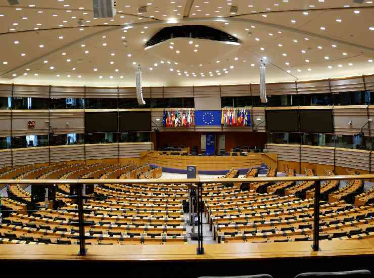 Il Parlamento Ue ha dato il primo via libera all'AI Act, il regolamento sull'intelligenza artificiale