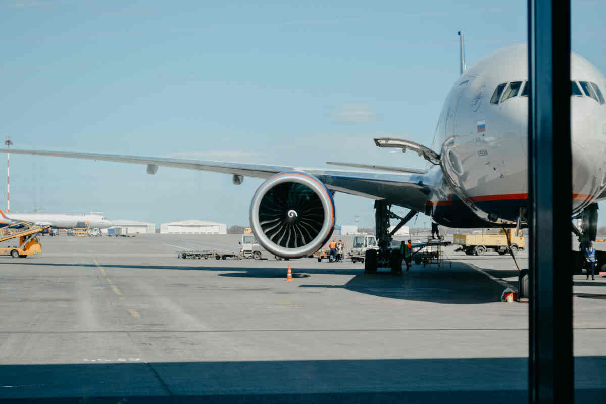 Un aereo fermo in aeroporto