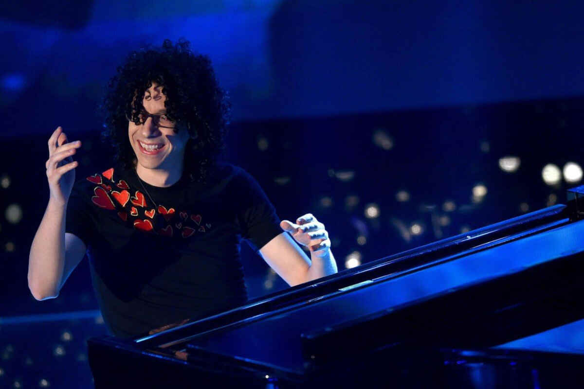 Giovanni Allevi al pianoforte durante un concerto