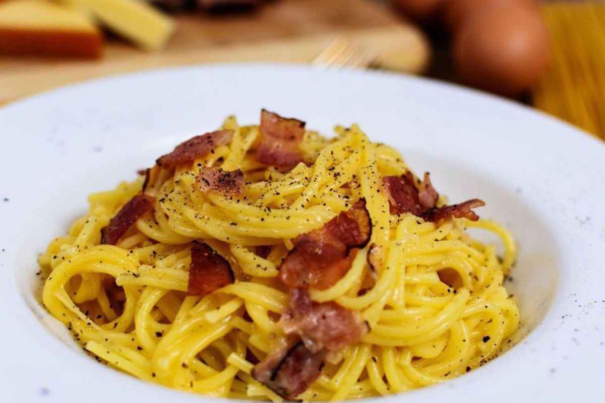 un piatto di spaghetti alla carbonara