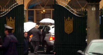Berlusconi, la villa di Arcore potrebbe trasformarsi in un museo per i fan: l’idea della famiglia