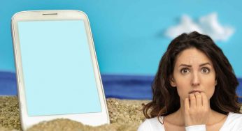 Cosa fare se lo smartphone ti finisce nella sabbia mentre sei a mare: la guida