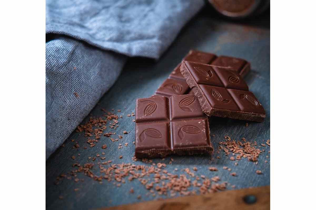 barretta di cioccolato tagliata a pezzetti su un tavolo