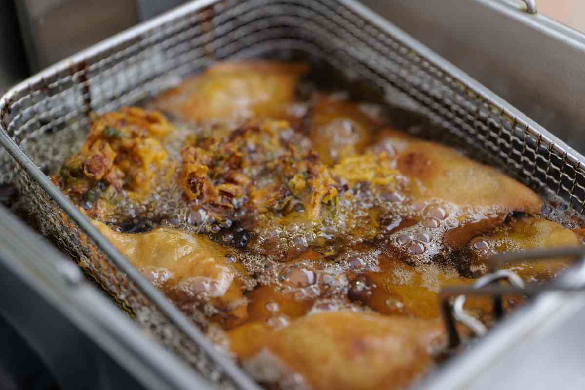 Immagine di un alimento fritto immerso nell'olio