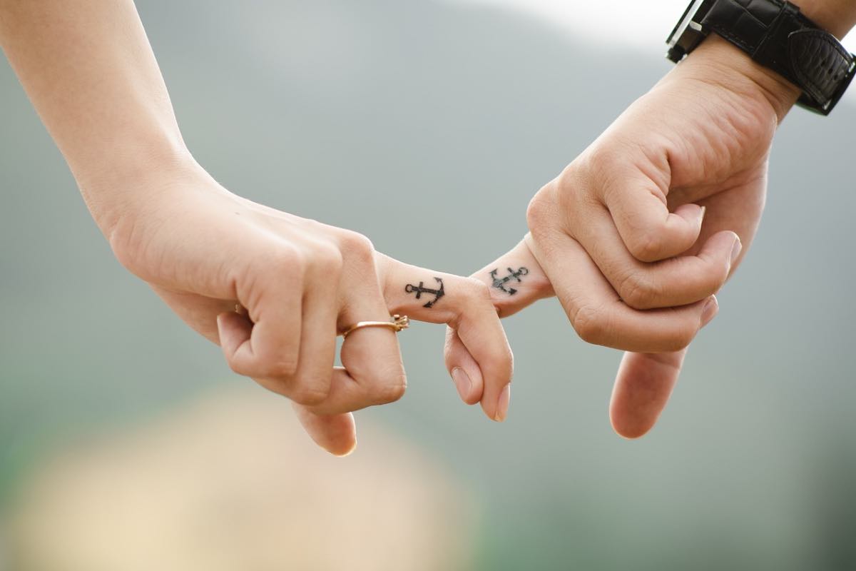 Una coppia unita da un tatuaggio