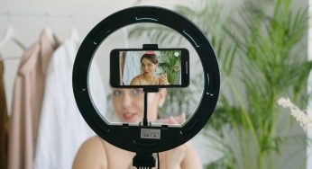 I “de-influencer”: chi sono e per cosa combattono le nuove star del web