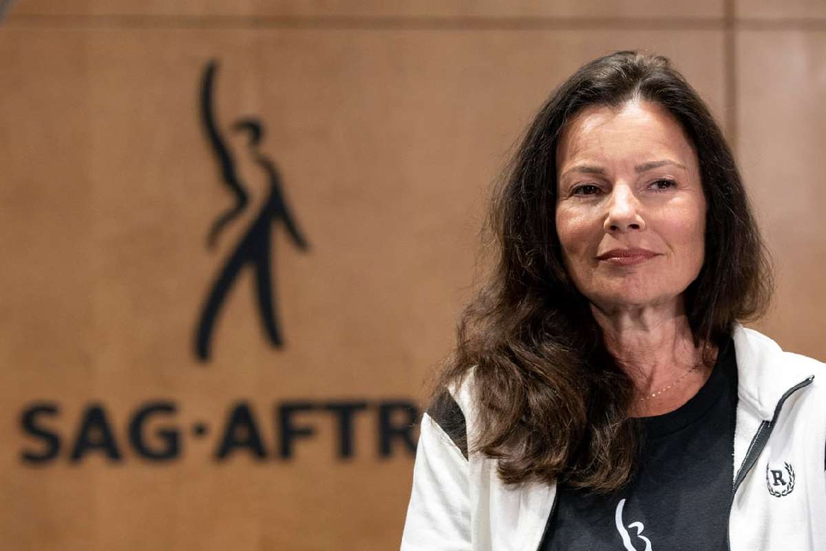 L'attrice americana Fran Drescher sulla destra presso la sede di cui si vede il logo del sindacato di Sag-Aftra