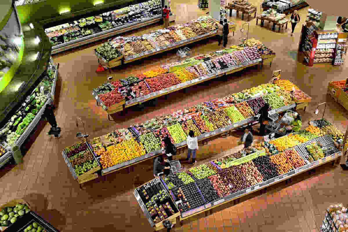 Il reparto frutta di un supermercato visto dall'alto