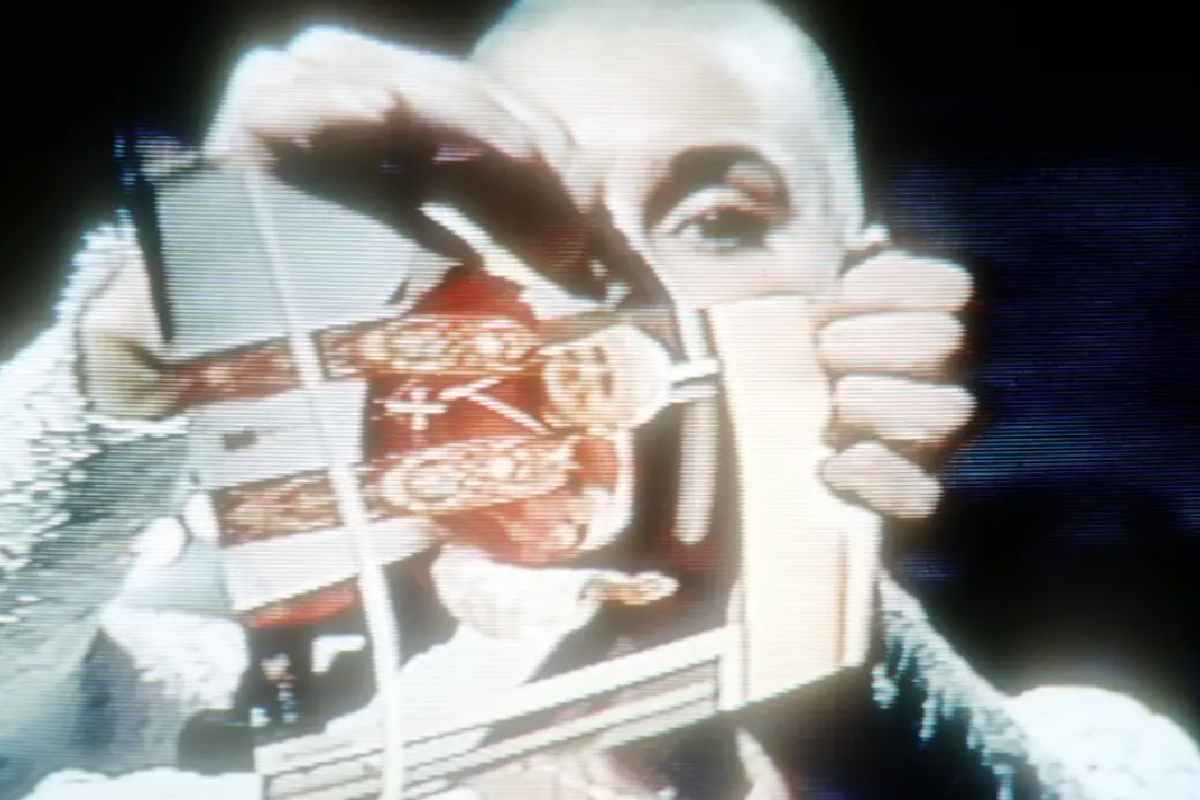 La cantande Sinead O Connor che strappa davanti alla telecamera una foto di Papa Giovanni Paolo Secondo