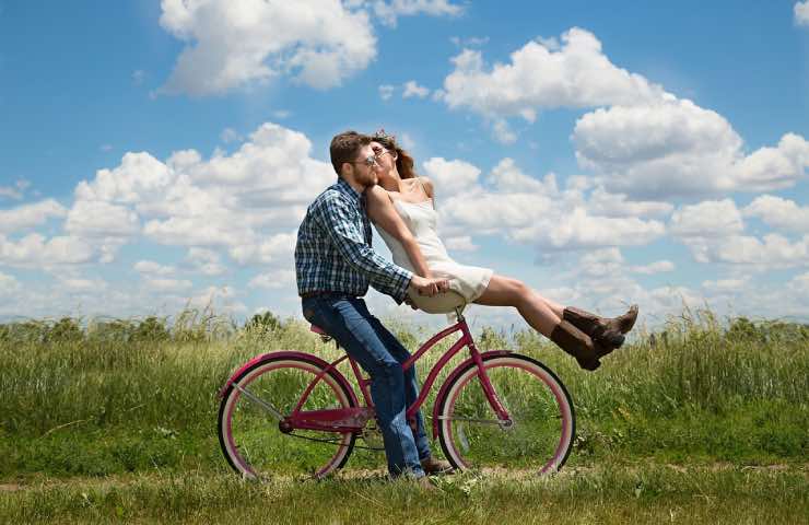 Una coppia felice in bici