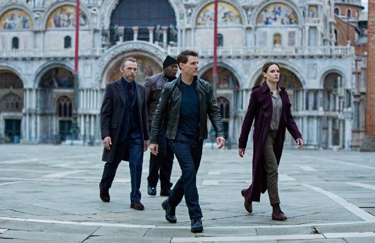 Quattro attori del film Mission Impossible tra cui Tom Cruise camminano davanti alla cattedrale di Venezia