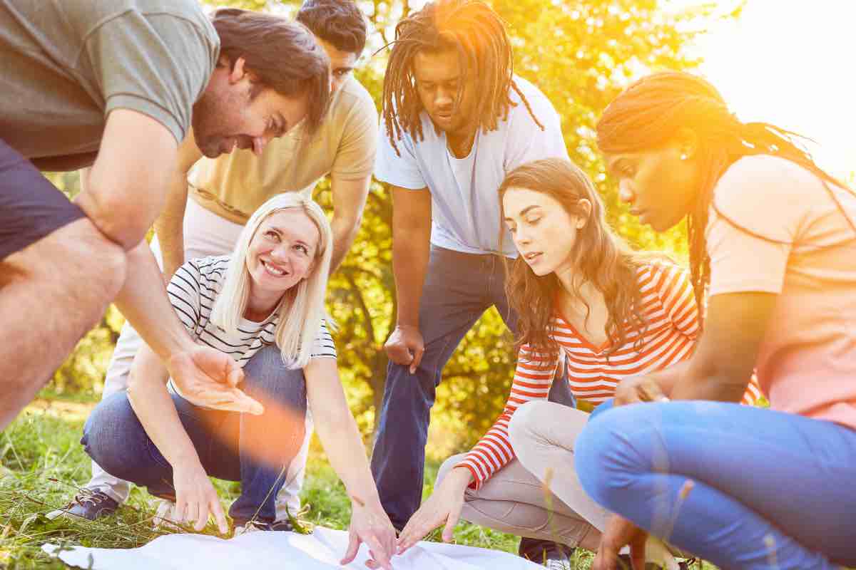 Un gruppo di ragazzi si organizza per il Geocaching