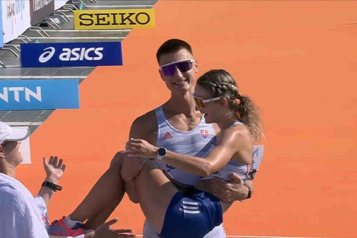 Dominik Cerný porta in braccio Hana Burzalova dopo averle chiesto di sposarsi