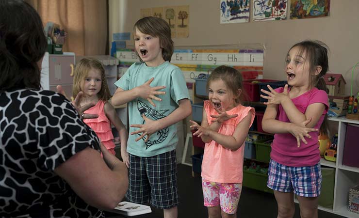 dei bambini comunicano a scuola con la lingua dei segni