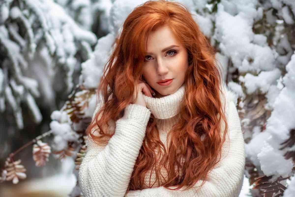 Ragazza con i capelli rossi su uno sfondo completamente bianco