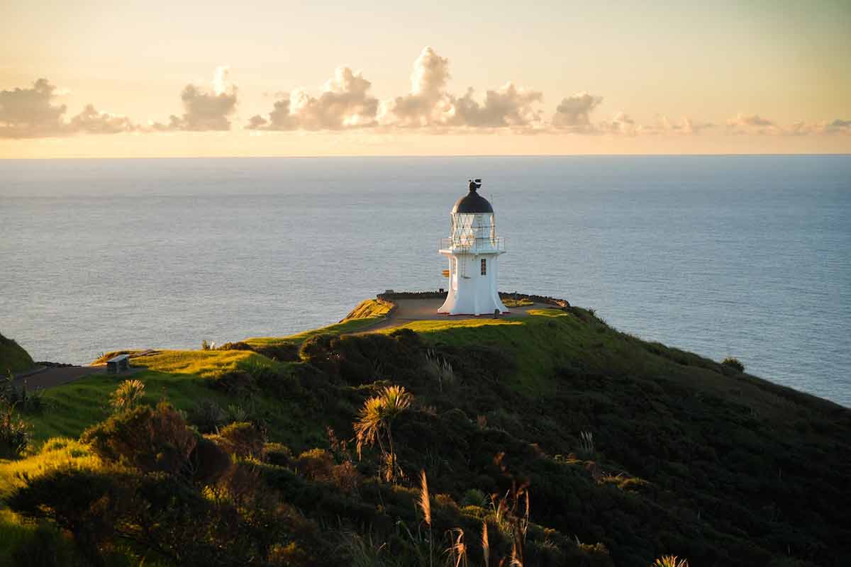 un faro su una costa