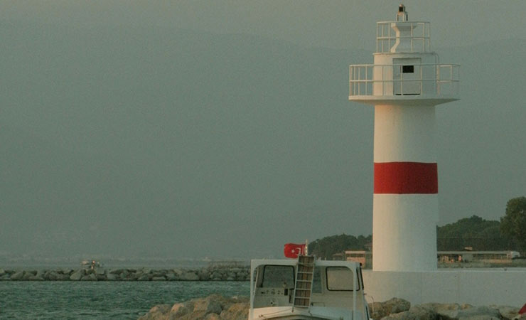 la costa con vista faro e barca