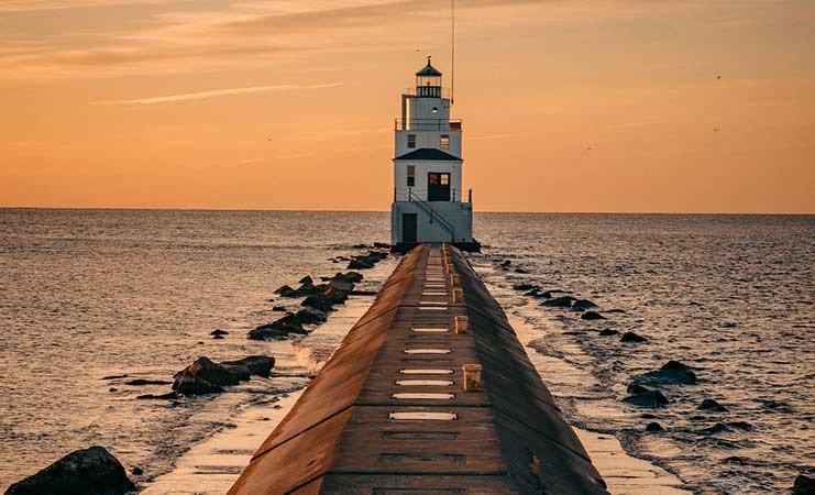 un faro circondato dal mare