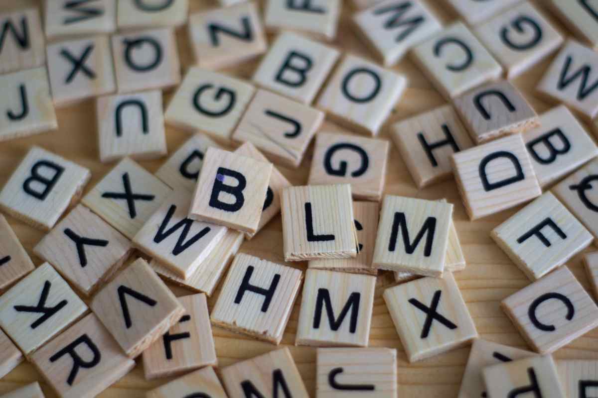 Tante lettere su dei tassellini di legno vicine